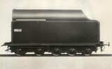 Pětinápravový tendr ř. 935.2 dodávaný od r. 1947 obsah vody 35 m3, uhlí 15 t; tendr má zařízení pro mechanické přikládání uhlí do topeniště.