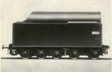 Pětinápravový tendr ř. 935.2 dodávaný od r. 1947 obsah vody 35 m3, uhlí 15 t; tendr má zařízení pro mechanické přikládání uhlí do topeniště.