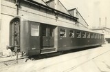 Štvornápravový osobný vagón II. triedy typu Cai s dvoma veľkými oddielmi pre cestujúcich, 2 sociálnymi zariadeniami, 1 umyvárňou a 1 služobným oddielom. Oceľová zvarená konštrukcia ( z lisovaných alebo ťahaných profilov ), bočnice a čelnice oceľové, tepe
