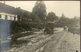Následkem stržení silničních mostů – řečištěm Vláry
