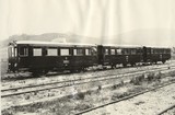 Koľajový autobus typu 120.2 s dvoma prípojnými vozmi, postavený v roku 1928, s benzínovým motorom s výkonom 65k a mechanickou prevodovkou. Váha vozidla 10,46 t., dĺžka vozidla 9,3 m. Počet sedadiel 32. Najvyššia rýchlosť 54 km/h.