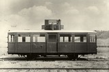 Koľajový autobus typu 120.3, postavený v roku 1928, s benzínovým motorom s výkonom 65k a s mechanickou prevodovkou. Váha vozidla plne obsadeného 12,3 t., dĺžka vozidla 9,3 m. Počet sedadiel 32. Najvyššia rýchlosť 54 km/h.