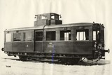 Koľajový autobus typu 130.2, postavený v roku 1932, s benzínovým motorom s výkonom 115k a s mechanickou prevodovkou. Váha vozidla plne obsadeného 16 t., dĺžka vozidla 10,53 m. Počet sedadiel 37. Najvyššia rýchlosť 60 km/h.