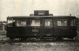Úzkorozchodné motorové vozidlo typu 11.0 pre rozchod 760 mm, postavené v roku 1928. Benzínový motor s výkonom 65 k, s mechanickou prevodovkou. Váha vozidla pri plnom obsadení 9,8 t, dĺžka vozidla 8,86 m. Počet sedadiel 32. Najvyššia rýchlosť 40 km/h.