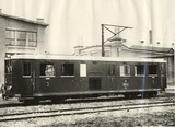 Úzkorozchodné motorové vozidlo typu 21.0 pre rozchod 760 mm, postavené v roku 1938. Benzínový motor s výkonom 120 k. Mechanická prevodovka na dve nápravy. Váha vozidla pri plnom obsadení 22,75 t, dĺžka vozidla 13,65 m. Počet sedadiel 38. Najvyššia rýchlo