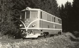 Úzkorozchodné motorové vozidlo typu T 47.0 pro rozchod 760 mm, postavená v roku 1954. Naftový motor s výkonom 350 k, dĺžka lokomotívy 12,69 m. Váha lokomotívy 30,5 t.