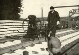 Montovanie koľaji na montážnej základni. Mechanizované zaskrutkovanie koľajových podkladníc mobilným skrutovo-maticovým kľúčom
